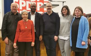 Armand Zorn (3. von links) nach seiner erneuten Nominierung mit Mitgliedern des SPD-Ortsvereins Bahnhof/Gutleut